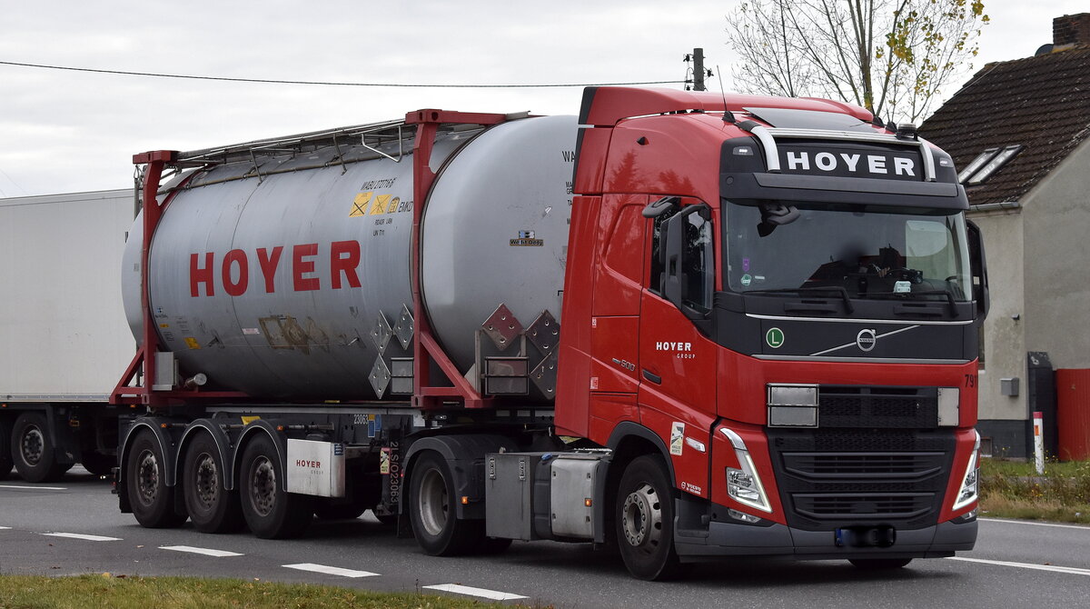 Hoyer-Unternehmensgruppe mit einem polnischen Containerträger (Tankcontainer) Sattelzug mit VOLVO FH 500 EURO6 Zugmaschine am 04.11.25 Bahnübergang Bahnhof Rodleben.