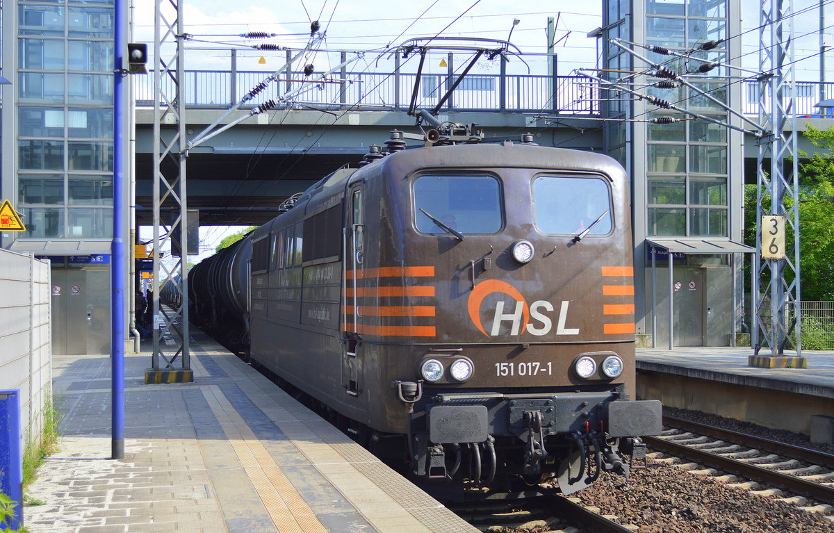 HSL 151 017-1 mit Kesselwagenzug (leer) Richtung Stendell am 12.05.17 Bf. Berlin-Hohenschönhausen.