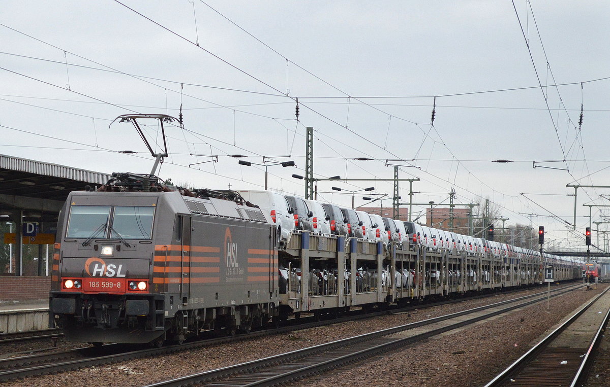 HSL 185 599-8 [NVR-Number: 91 80 6185 599-8 D-BRLL, Bombardier Bj.2008] mit einem PKW- Transportzug mit fabrikneuen TOYOTA PROACE Transportern am 07.03.17 Durchfahrt Bf. Flughafen Berlin-Schönefeld.