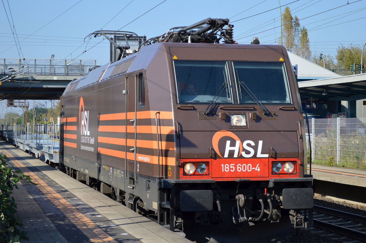 HSL 185 600-4 mit einem Leerzug für Nutzfahrzeug-Transporte am 29.09.17 Bf. Berlin-Hohenschönhausen.
