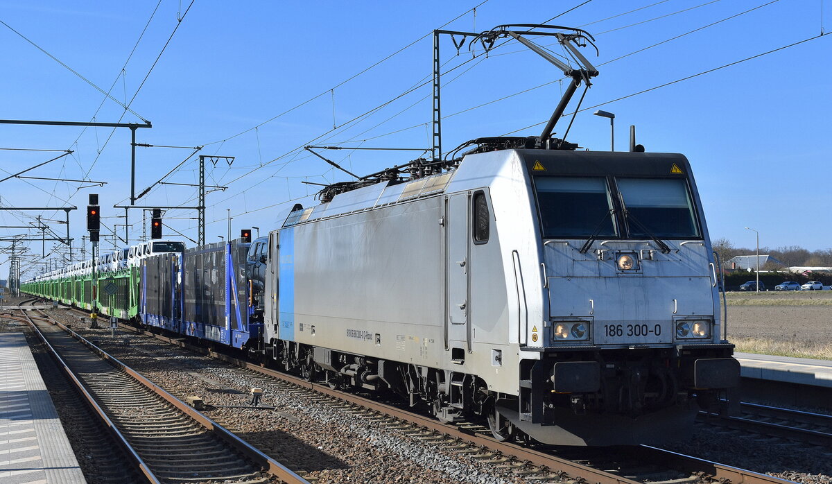 HSL Logistik GmbH, Hamburg [D]  mit der geleasten Railpool Lok  186 300-0  [NVR-Nummer: 91 80 6186 300-0 D-Rpool] und einem Nutzfahrzeugtransportzug (fabrikneue Peugeot u. Citroen Transporter) am 20.03.25 Höhe Bahnhof Rodleben.