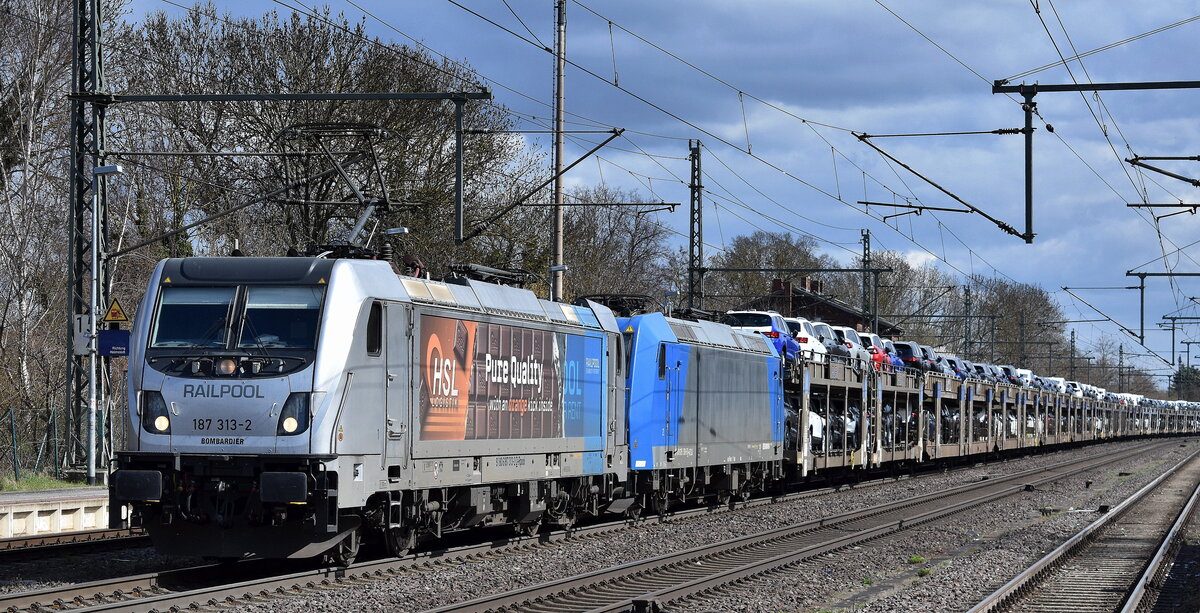 HSL Logistik GmbH, Hamburg [D] mit der geleasten Railpool Lok  187 313-2  [NVR-Nummer: 91 80 6187 313-2 D-Rpool] + ATLU Lok  185 510-5  [NVR-Nummer: 91 80 6185 510-5 D-ATLU] und PKW-Transportzug am Haken am 01.04.25 Höhe Bahnhof Niederndodeleben.