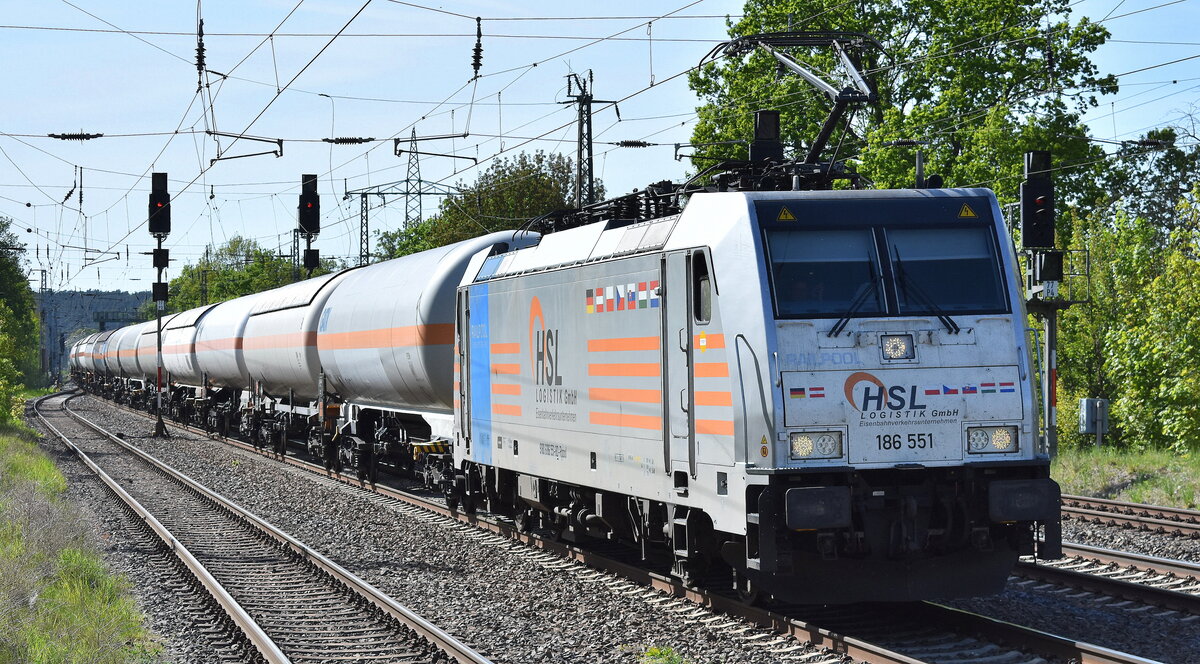 HSL Logistik GmbH, Hamburg [D] mit der geleasten Railpool Lok  186 551  [NVR-Nummer: 91 80 6186 551-8 D-Rpool] mit einem Ganzzug Druckgaskesselwagen (Butadiene) am 29.04.25 Höhe Bahnhof Saarmund.