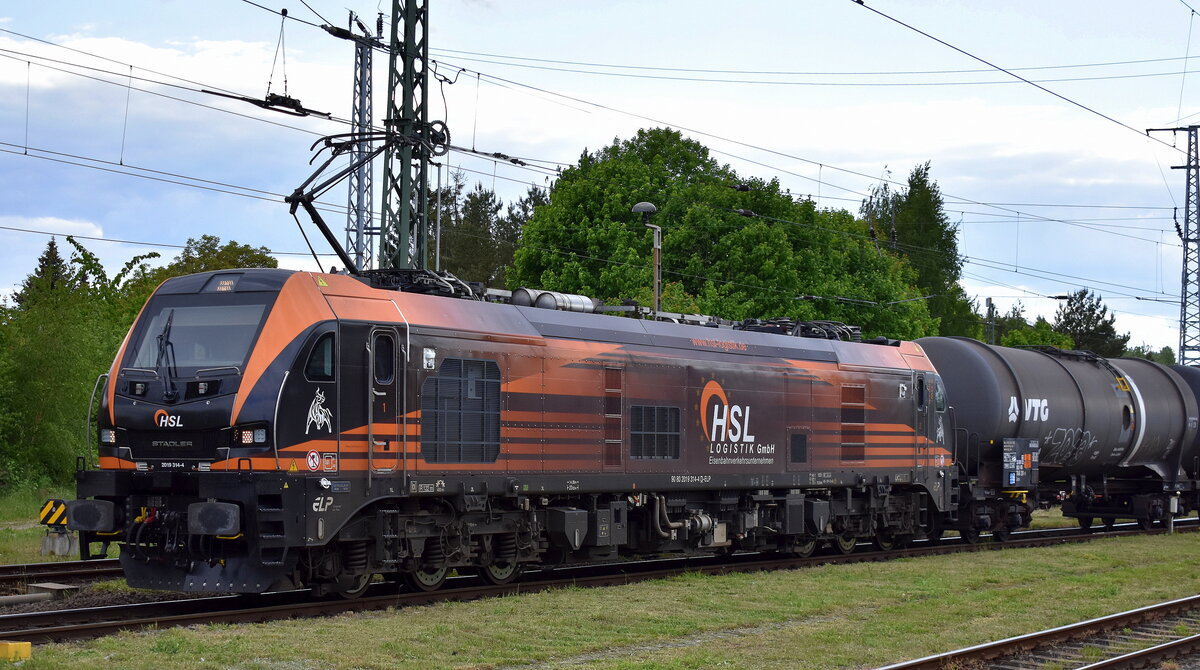 HSL Logistik GmbH, Hamburg [D] mit der geleasten ELP EURO 9000 Lok  2019 314-4  [NVR-Nummer: 90 80 2019 314-4 D-ELP] und einem Kesselwagenzug (für Benzin) am 08.05.25 Höhe Bahnhof Stendal Hbf.