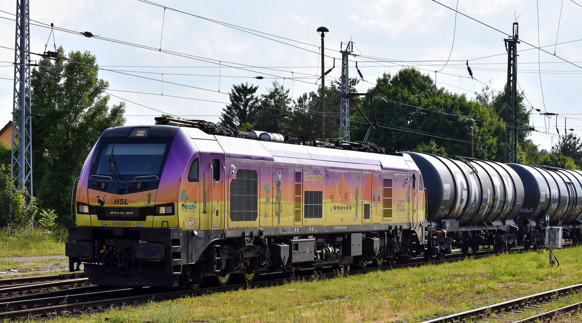 HSL Logistik GmbH, Hamburg [D] mit der geleasten ELP Euro9000 Lok  2019 308-6  [NVR-Nummer: 90 80 2019 308-6 D-ELP] und einem Kesselwagenzug (für Kerosin) am 03.06.25 Höhe Bahnhof Stendal Hbf.