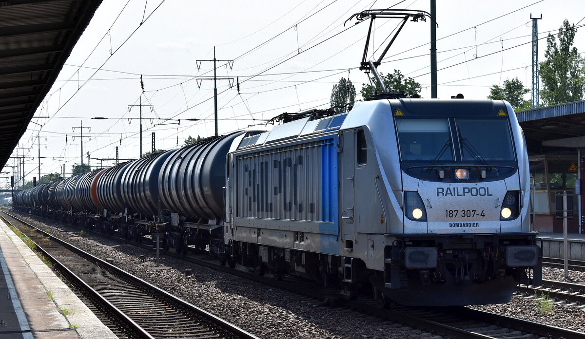 HSL Logistik GmbH, Hamburg [D] mit der geleasten Railpool Lok  187 307-4  [NVR-Nummer: 91 80 6187 307-4 D-Rpool und einem Kesselwagenzug für Kerosin für den Flughafen BER am 11.06.25 Höhe Bahnhof Schönefeld b. Berlin.