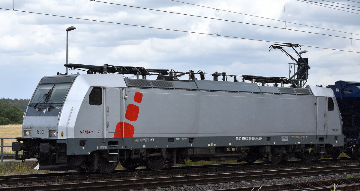 HSL Logistik GmbH, Hamburg [D] mit der geleasten Akiem Lok  186 381-0  und einem Getreidezug am 23.06.25 Höhe Bahnhof Rodleben. 