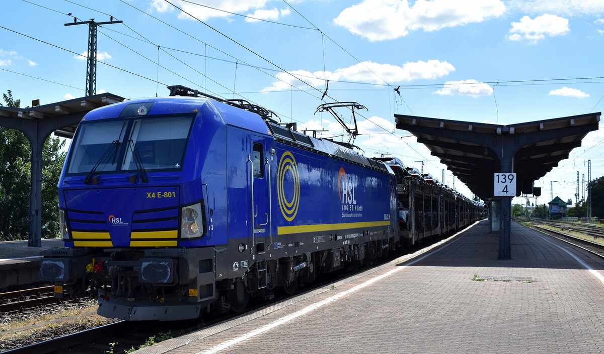HSL Logistik GmbH, Hamburg [D] mit der geleasten BRCE Vectron  X4 E - 801  [NVR-Nummer: 91 80 7193 801-6 D-DISPO] und einem PKW-Transportzug am 10.07.25 Durchfahrt Bahnhof Magdeburg-Neustadt.