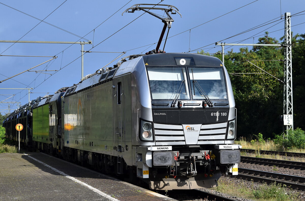 HSL Logistik GmbH, Hamburg [D] mit der geleasten Railpool Vectron  6193 180  [NVR-Nummer: 91 80 6193 180-7 D-Rpool] und der BRCE Dispo Vectron   X4 E - 634  [NVR-Nummer: 91 80 6193 634-3 D-DISPO] + PKW-Transportzug am Haken am 01.08.25 Höhe Bahnhof Niederndodeleben.