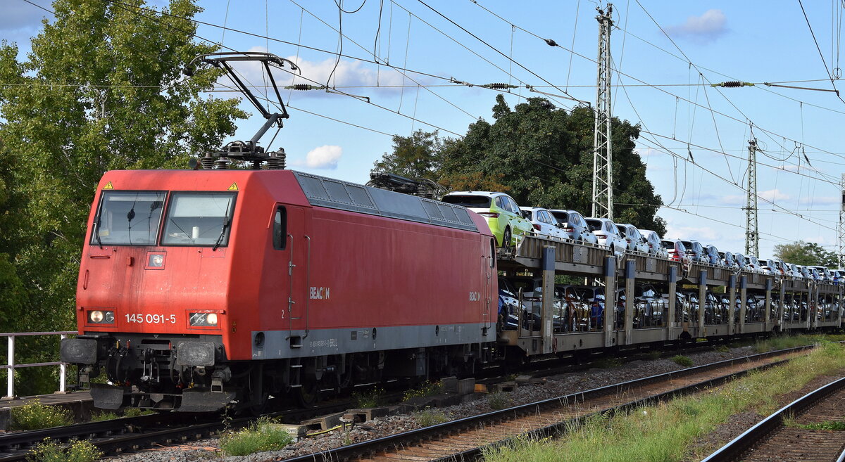 HSL Logistik GmbH, Hamburg [D] mit der geleasten Beacon Rail Leasing S.à r.l. Lok  145 091-5  [NVR-Number: 91 80 6145 091-5 D-BRLL] und einem PKW-Transportzug am 08.09.25 Höhe Bahnhof Magdeburg-Neustadt.