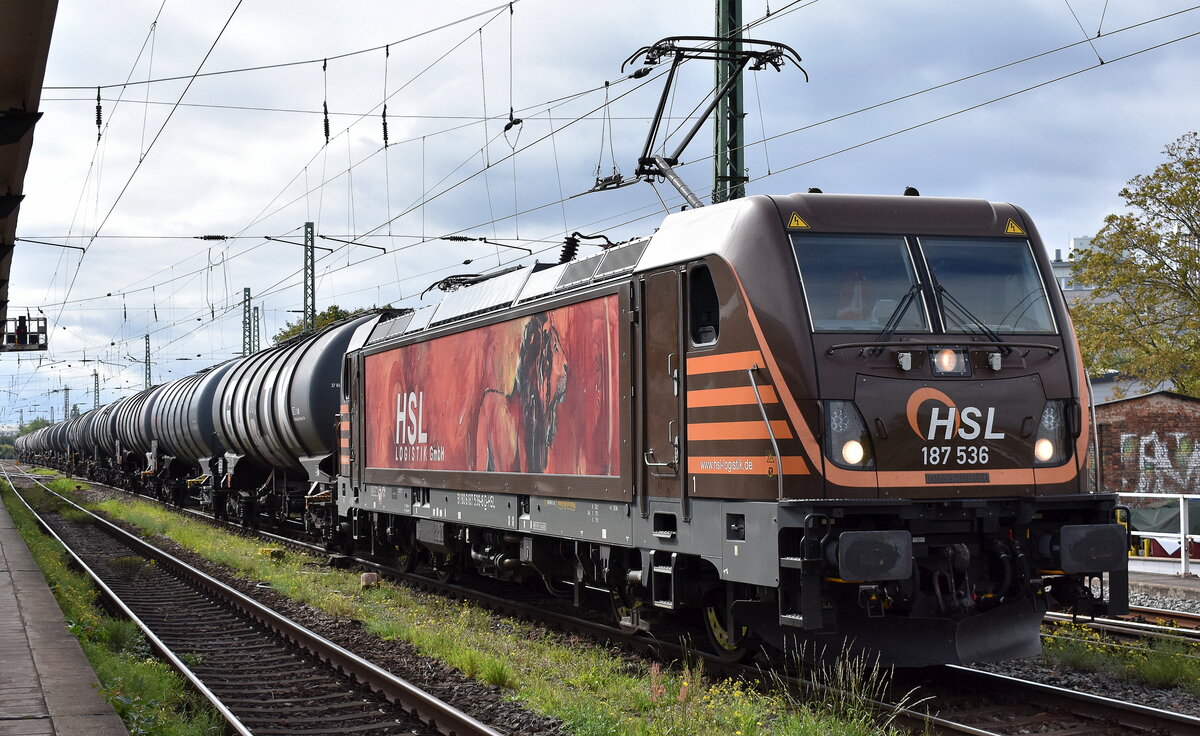 HSL Logistik GmbH, Hamburg [D] mit ihrer  187 536  [NVR-Nummer: 91 80 6187 536-8 D-HSL] und einem Kesselwagenzug (Benzin) am 18.09.25 Höhe Bahnhof Magdeburg-Neustadt.