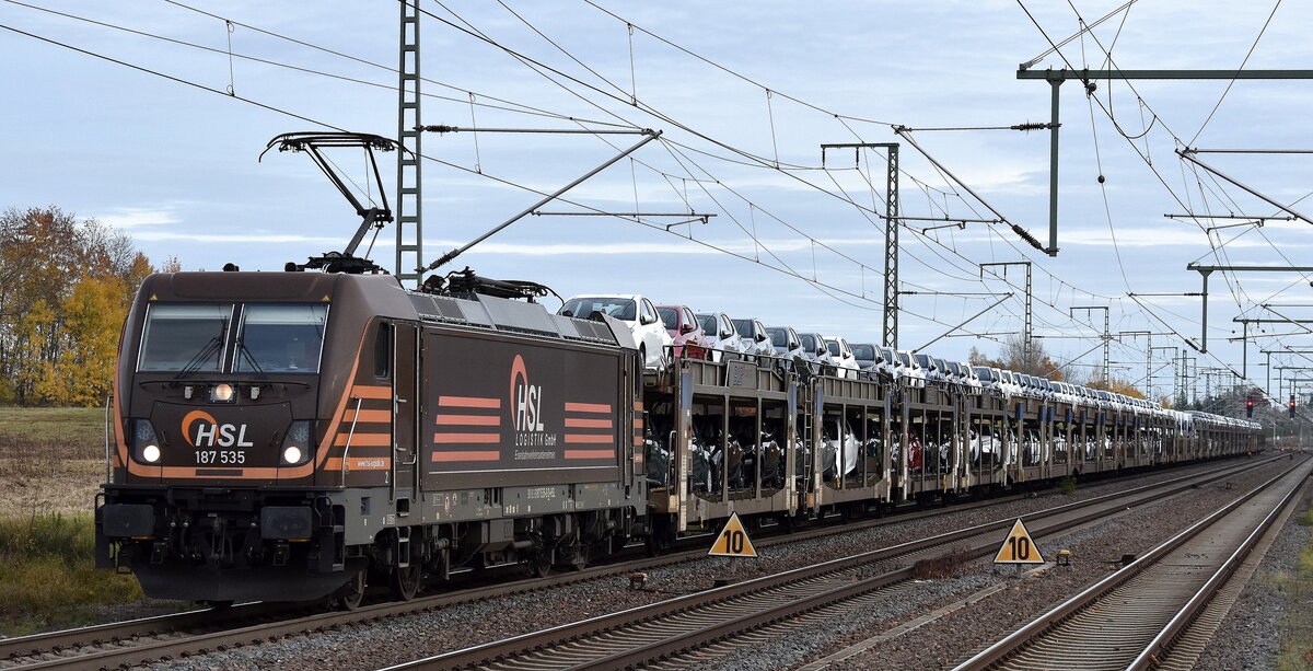 HSL Logistik GmbH, Hamburg [D] mit ihrer  187 535  [NVR-Nummer: 91 80 6187 535-0 D-HSL] und einem PKW-Transportzug (fabrikneue TOYOTA PKW-Modelle) am 04.11.25 Höhe Bahnhof Rodleben.