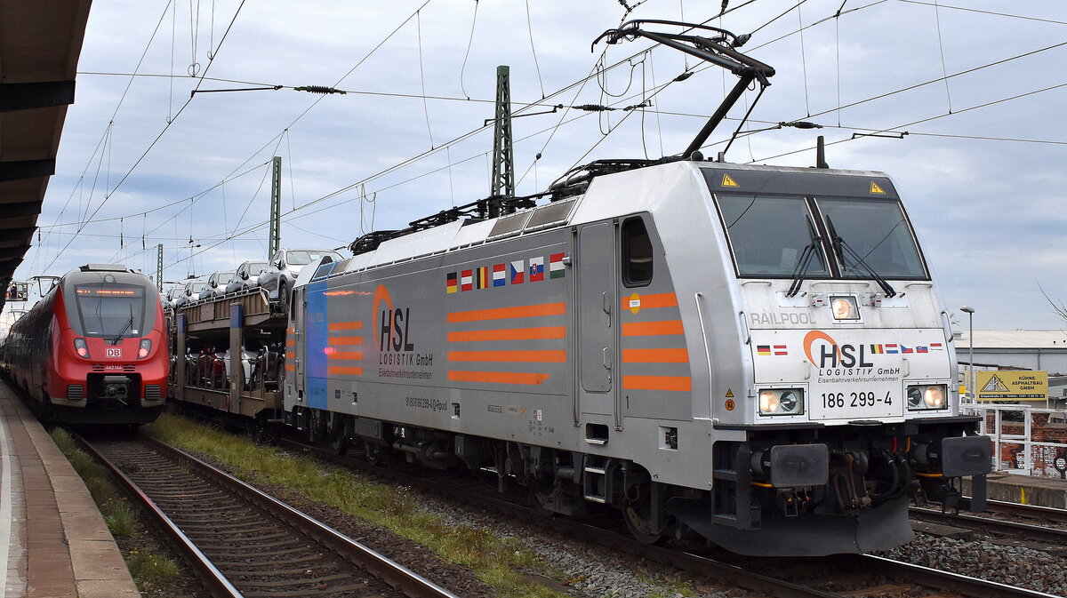 HSL Logistik GmbH, Hamburg [D] mit der geleasten Railpool Lok  186 299-4  [NVR-Nummer: 91 80 6186 299-4 D-Rpool] und einem PKW-Transportzug (fabrikneue Lexus PKW-Modelle) Richtung Falkenberg/Elster am 03.12.25 Höhe Bahnhof Magdeburg Neustadt.
