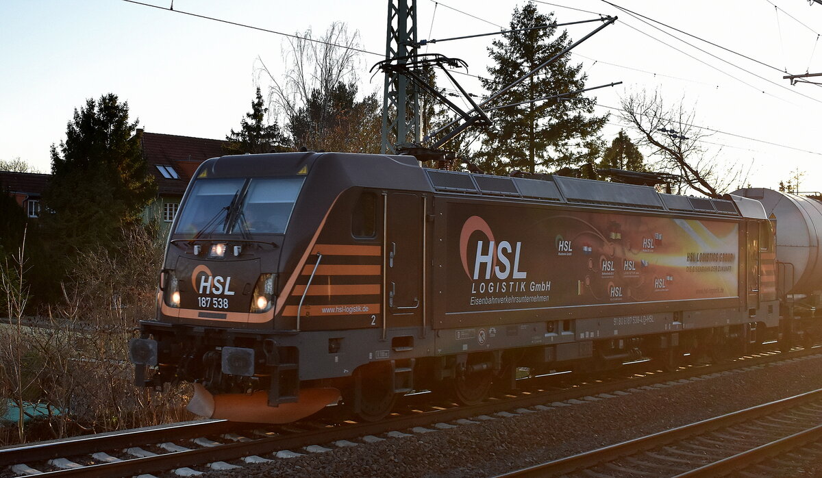 HSL Logistik GmbH, Hamburg [D] mit ihrer  187 538  [NVR-Nummer: 91 80 6187 538-4 D-HSL] und einem Kesselwagenzug (leer) Richtung Stendell am 15.12.25 Höhe Bahnhof Röntgental.