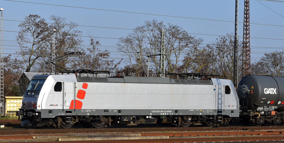HSL Logistik GmbH, Hamburg-Tiefstack [D] mit der geleasten Akiem Lok  186 366-1  [NVR-Nummer: 91 80 6186 366-1 D-AKIEM] und einem Kesselwagenzug Höhe Bahnhof Frankfurt (Oder) am 22.03.25