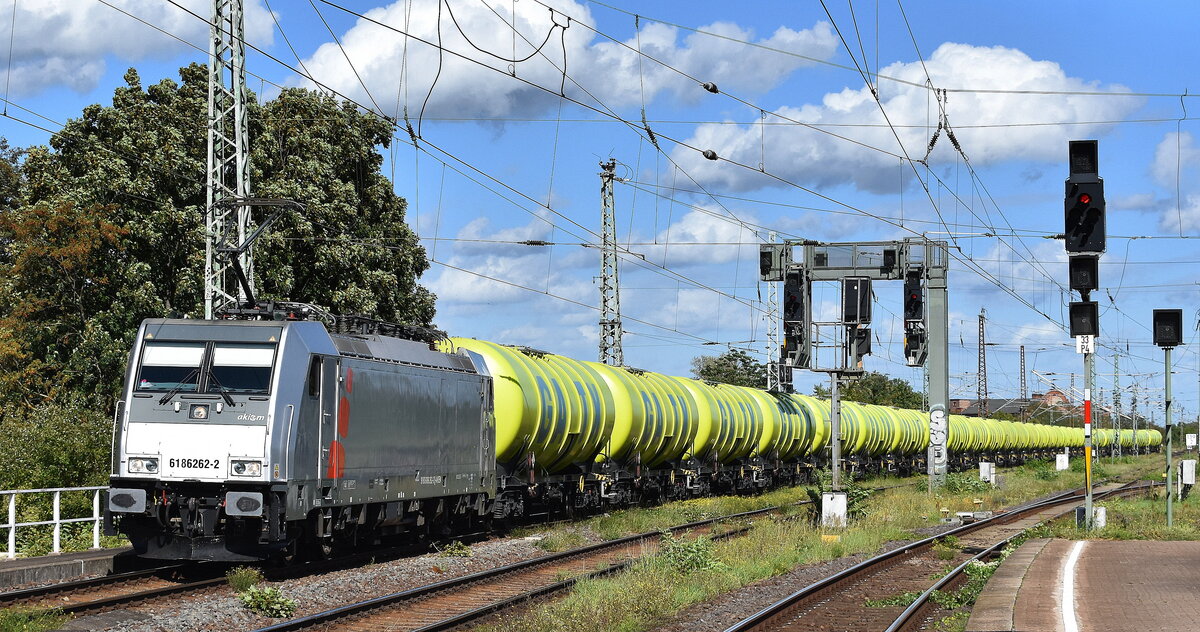 HSL Logistik GmbH, Hamburg-Tiefstack [D] mit der geleasten Akiem Lok  6186 262-2  [NVR-Nummer: 91 80 6186 262-2 D-AKIEM] und einem optisch tollen Kesselwagen-Ganzzug GATX Kesselwagen (für Dieselkraftstoff) am 15.09.25 Höhe Bahnhof Magdeburg-Neustadt.