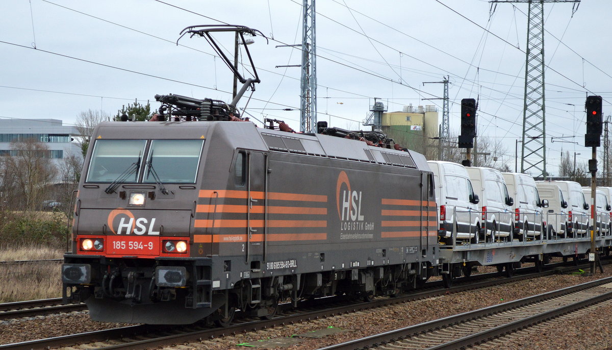 HSL mit 185 594-9 [NVR-Number: 91 80 6185 594-9 D-BRLL, Bombardier Bj.2008] und Nutzfahrzeug-Transportzug mit fabrikneuen VW Transportfahrzeugen aus polnischer Produktion am 24.01.18 Bf. Flughafen Berlin-Schönefeld.