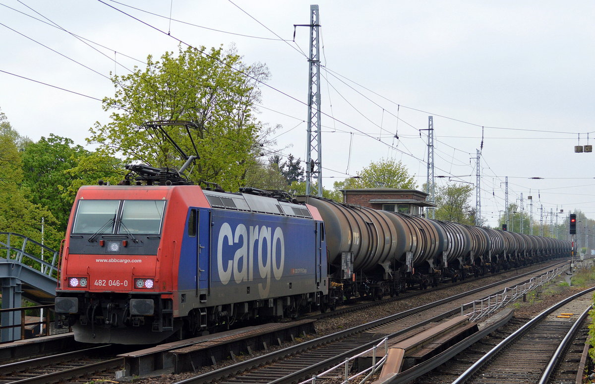 HSL mit der 482 046-0 und Kesselwagenzug (leer) Richtung Stendell am 03.05.17 Berlin-Karow.