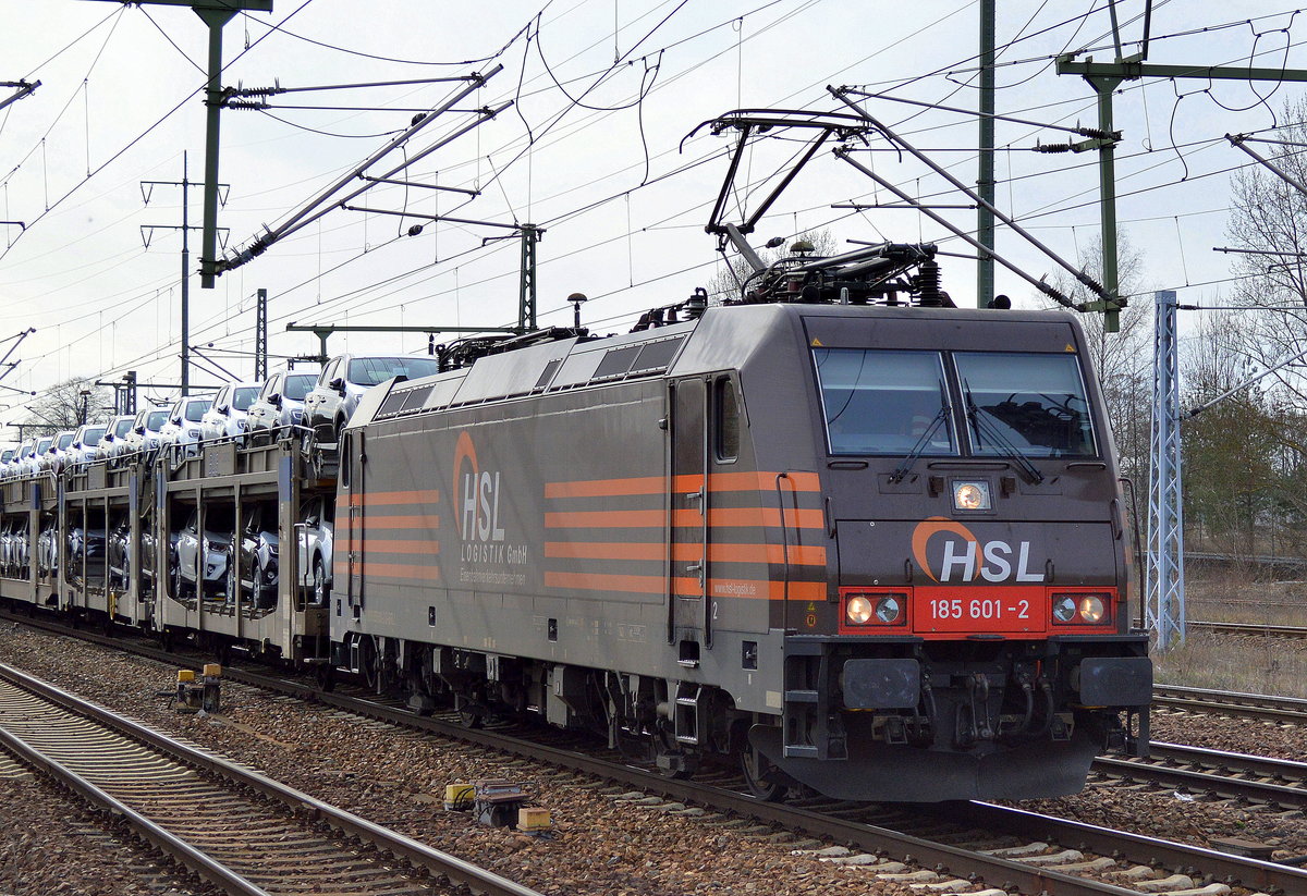 HSL mit der BRLL Mietlok 185 601-2 [NVR-Number: 91 80 6185 601-2 D-BRLL, Bombardier Bj.2008] und einem PKW-Transportzug fabrikneuer TOYOTA und LEXUS SUV-Modelle am 22.03.17 Durchfahrt Bf. Flughafen Berlin-Schönefeld.