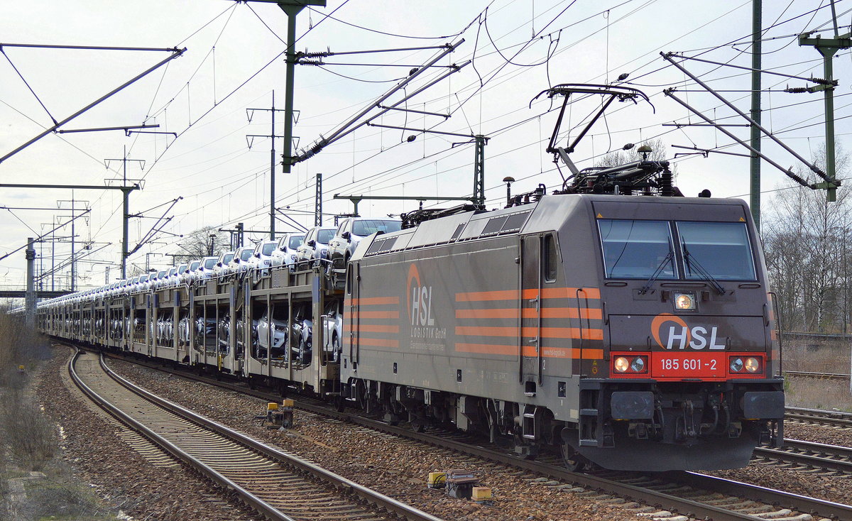 HSL mit der BRLL Mietlok 185 601-2 [NVR-Number: 91 80 6185 601-2 D-BRLL, Bombardier Bj.2008] und einem PKW-Transportzug fabrikneuer TOYOTA und LEXUS SUV-Modelle am 22.03.17 Durchfahrt Bf. Flughafen Berlin-Schönefeld.