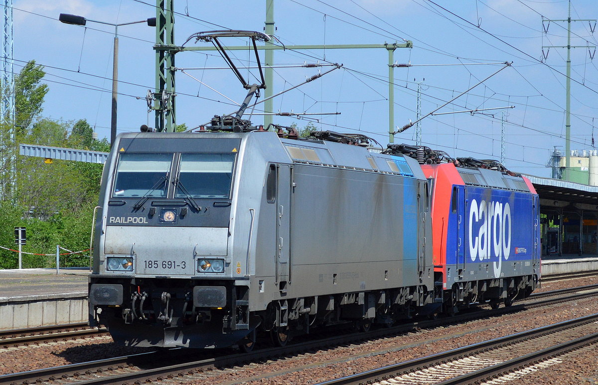 HSL mit Lokzug, Railpool-Lok 185 691-3 mit der Re 482 045-2 am Haken am 15.05.17 Bf. Flughafen Berlin-Schönefeld.