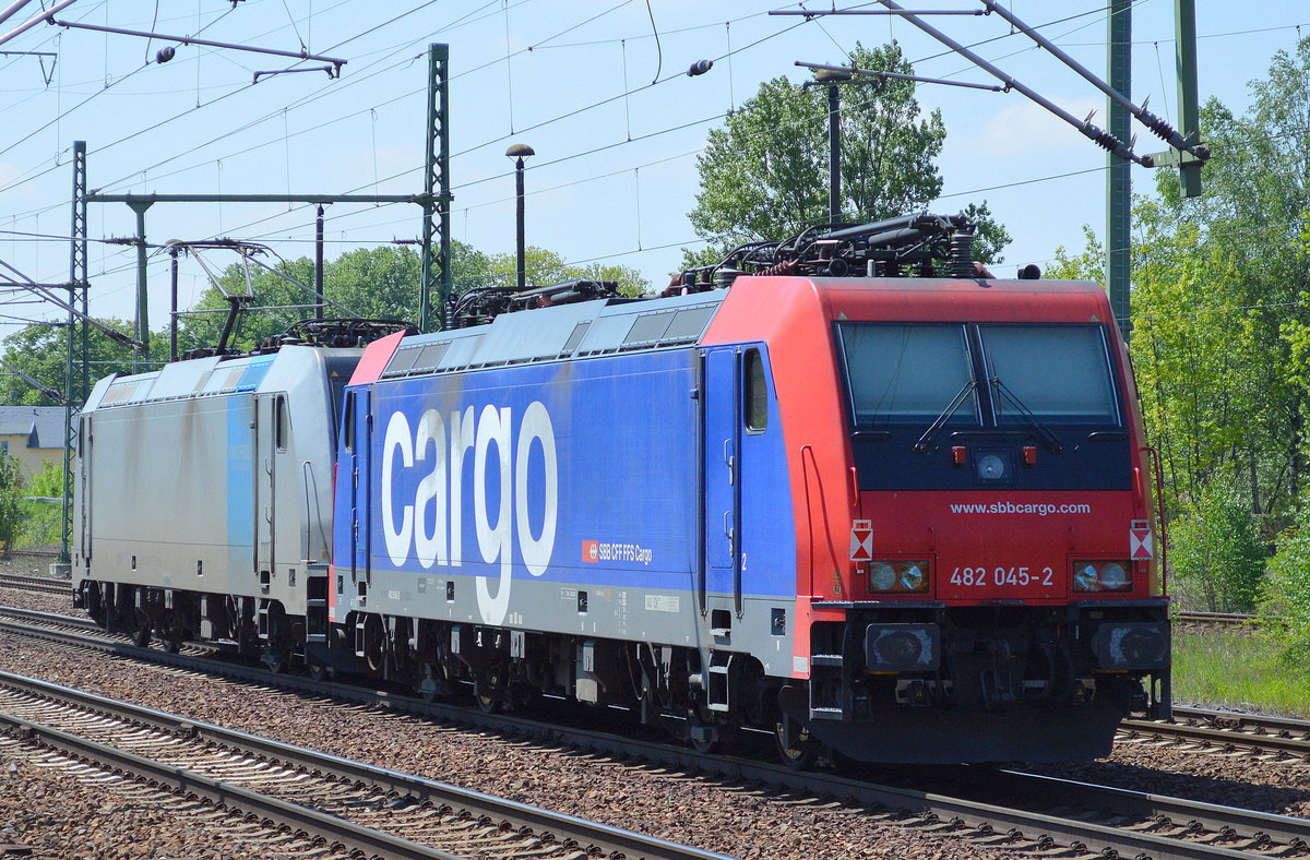 HSL mit Lokzug, Railpool-Lok 185 691-3 mit der Re 482 045-2 am Haken am 15.05.17 Bf. Flughafen Berlin-Schönefeld.