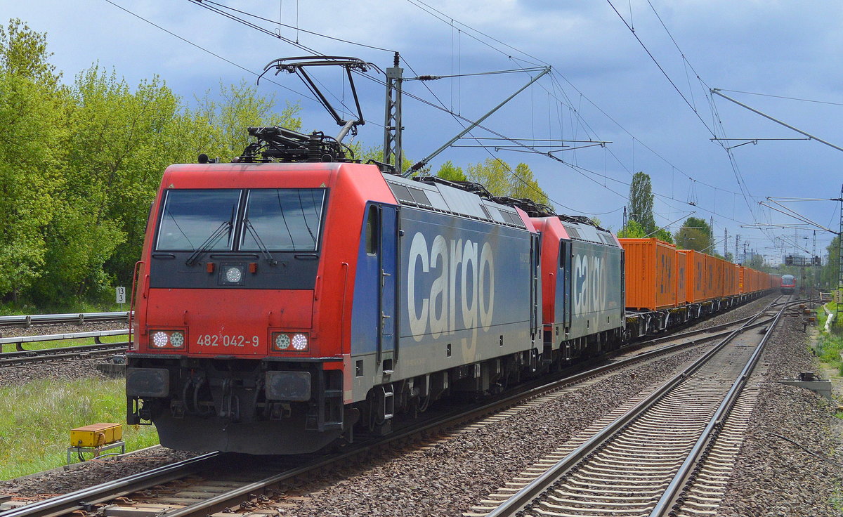 HSL mit den Mietloks 482 042-9 mit 482 041-1 und polnischem Containerzug am 09.05.17 Bf. Berlin-Hohenschönhausen.