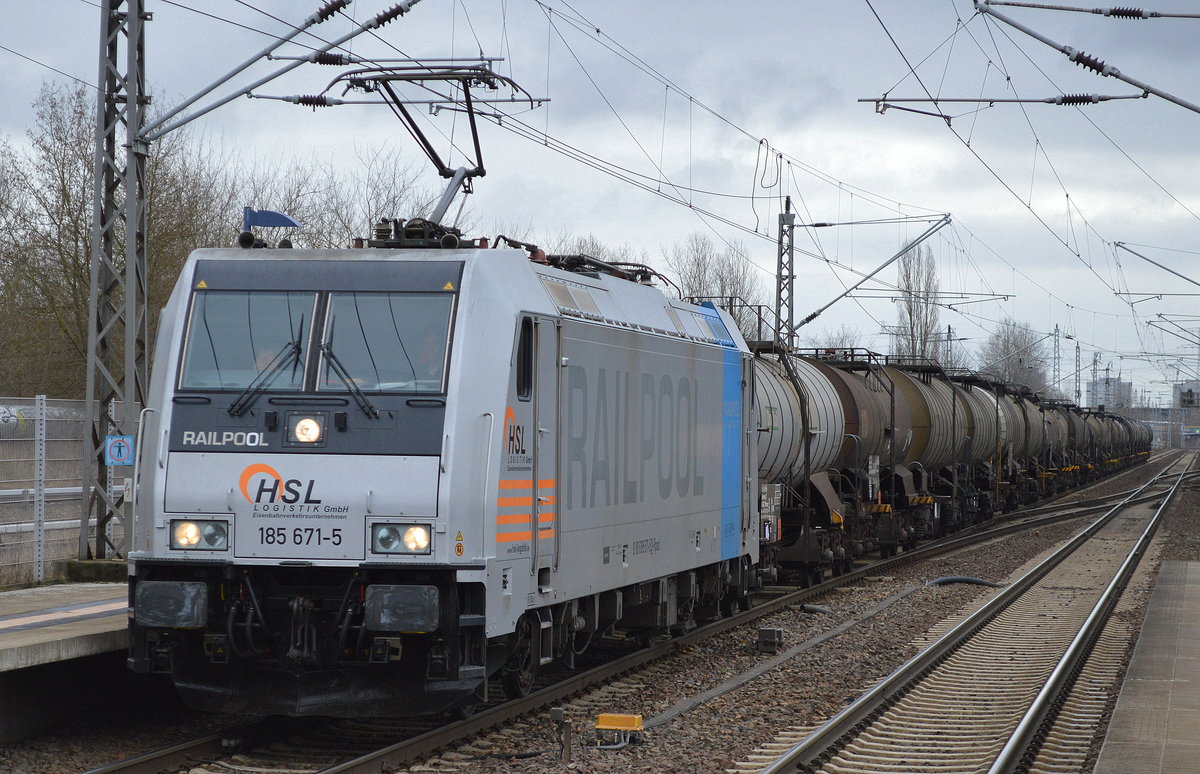 HSL mit der Railpool Lok 185 671-5 und Kesselwagenzug (geschmolzenes Schwefel) am 10.03.17 Bf. Berlin-Hohenschönhausen.