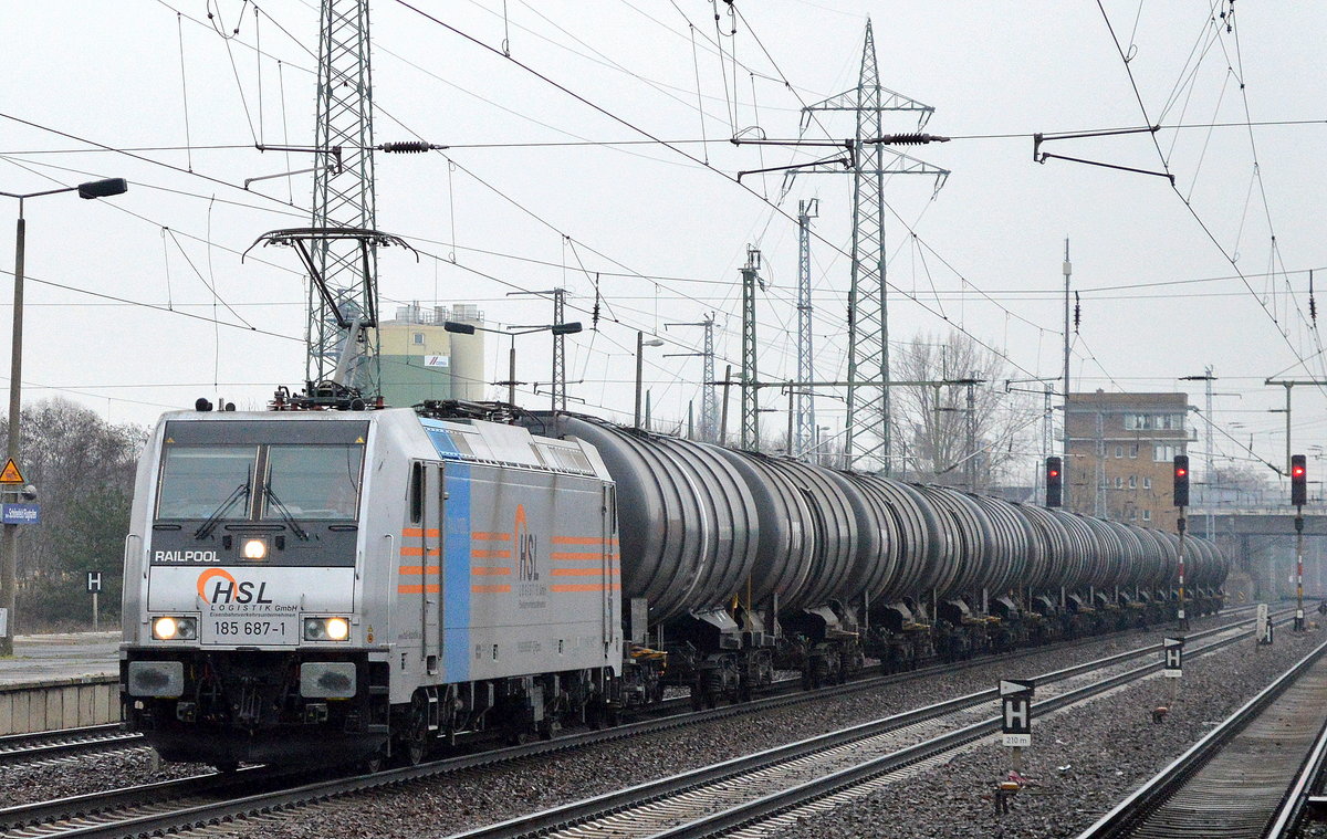 HSL mit der Railpool-Lok 185 687-1 und Kesselwagenzug am 06.12.16 Durchfahrt Bf. Flughafen Berlin-Schönefeld.