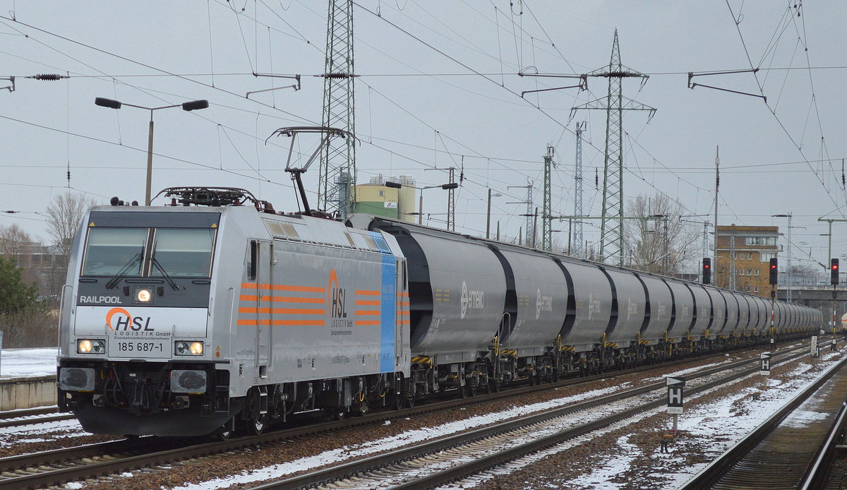 HSL mit der Railpool-Lok 185 687-1 und einem Getreidezug am 12.01.17 Bf. Flughafen Berlin-Schönefeld.