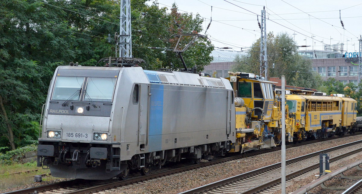 HSL mit der Railpool-Lok 185 691-3 und diversen Gleisbaumaschinen, Oberbaustoffwagen und Gleisumbauzug  EDELWEISS  der Fa. LEONHARD WEISS am Haken am 23.09.17 Einfahrt Gbf. Berlin-Köpenick.