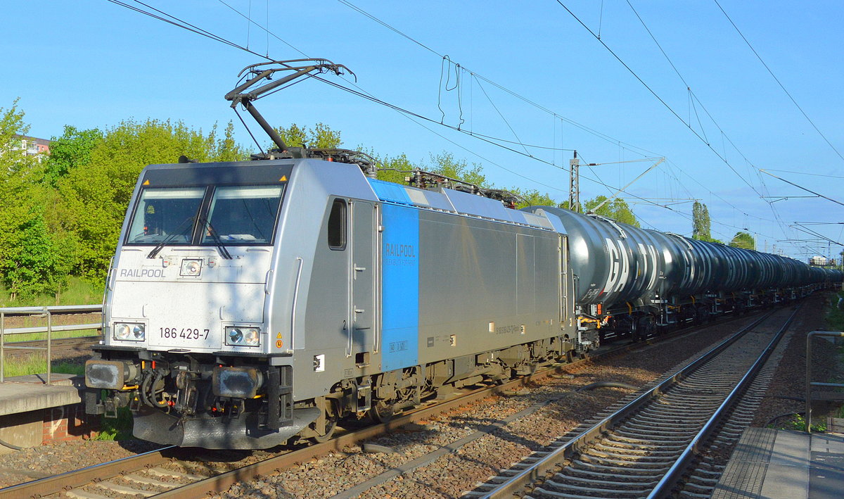 HSL mit der Railpool-Lok 186 429-7 ab Industrieübergabe Nordost mit Kesselwagenzug (leer) Richtung Stendell am 15.05.17 Berlin-Hohenschönhausen.
