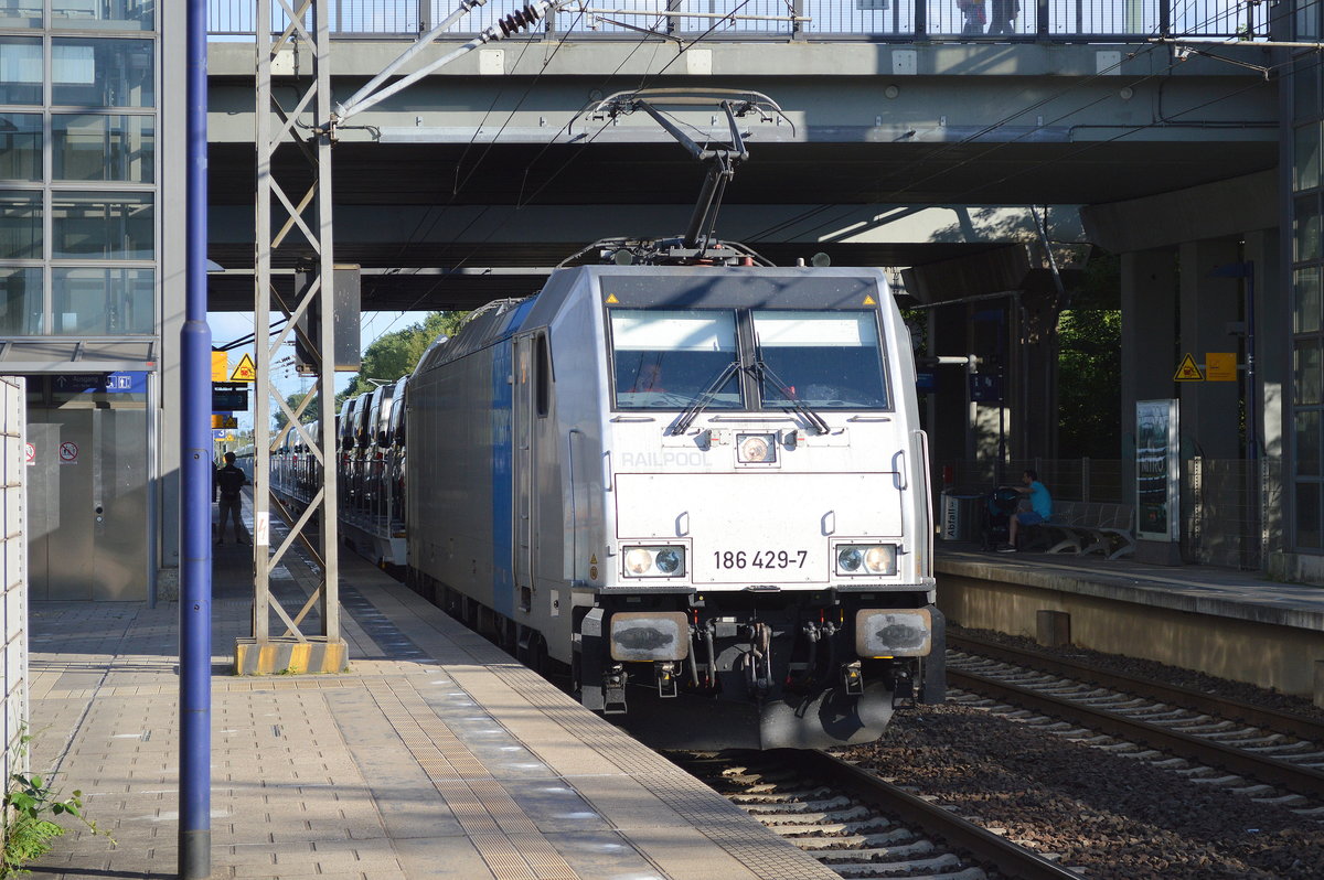 HSL mit der Railpool-Lok 186 429.7 und einem Transportzug fabrikneuer VW Crafter aus polnischer Produktion Durchfahrt Bf. Berlin-Hohenschönhausen.