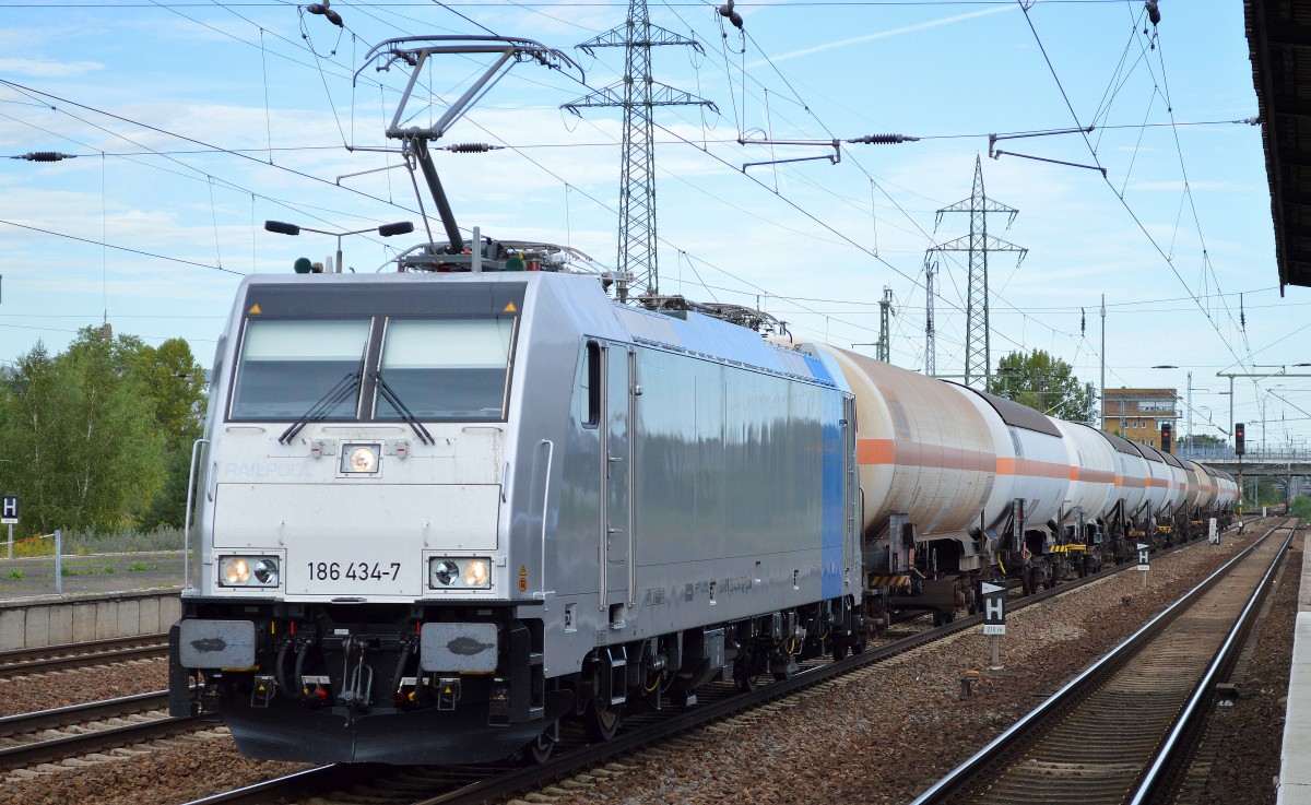 HSL mit Railpool-Lok 186 434-7 und einem Zug Gasdruckkesselwagen bei der Durchfahrt Bhf. Flughafen Berlin-Schönefeld am 17.09.15