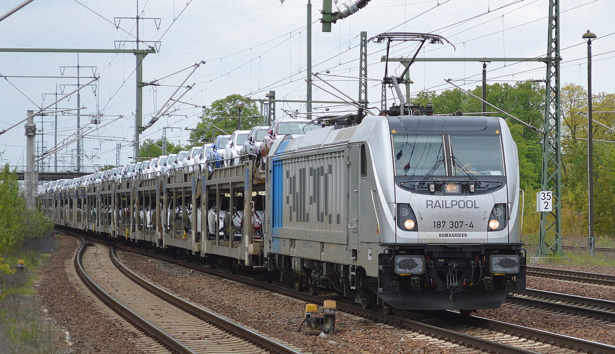 HSL mit Railpool Mietlok 187 307-4 [NVR-Number: 91 80 6187 307-4 D-Rpool, Bombardier Bj.2016] und PKW-Transportzug fabrikneuer Toyota und LEXUS PKW und Pickup Modellen Richtung Osten am 10.05.17 Bf. Flughafen Berlin-Schönefeld.