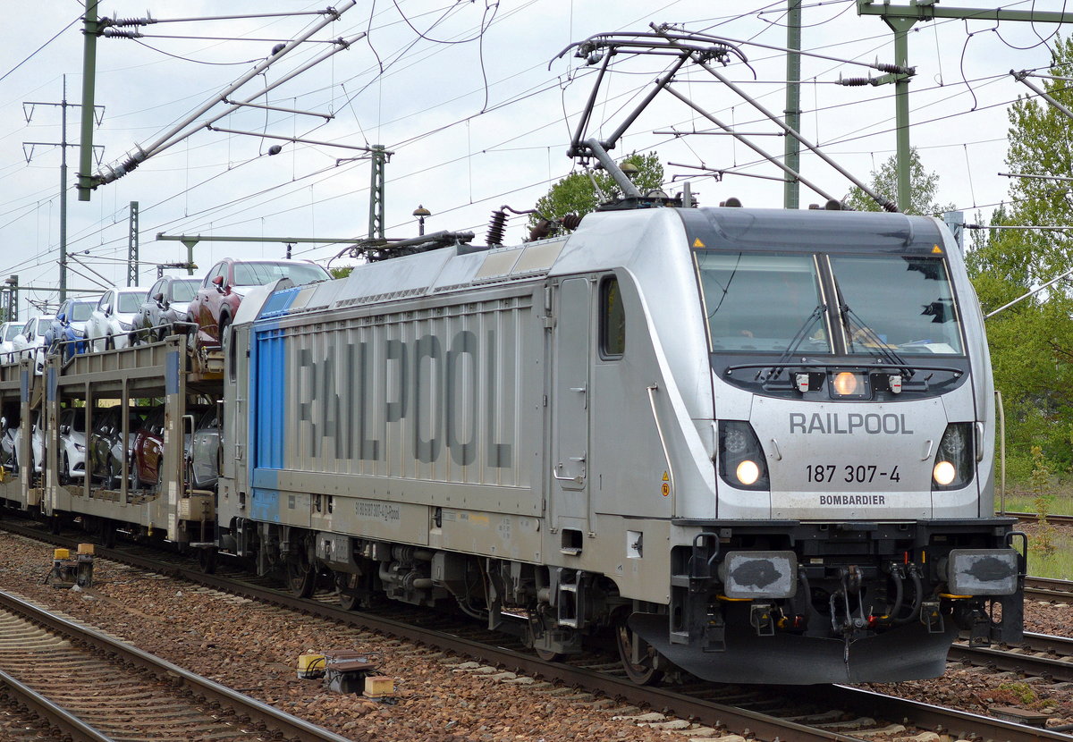 HSL mit Railpool Mietlok 187 307-4 [NVR-Number: 91 80 6187 307-4 D-Rpool, Bombardier Bj.2016] und PKW-Transportzug fabrikneuer Toyota und LEXUS PKW und Pickup Modellen Richtung Osten am 10.05.17 Bf. Flughafen Berlin-Schönefeld.