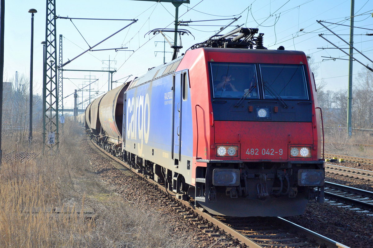 HSL mit der Railpool Mietlok 482 042-9 und einem Getreidezug fährt zum Personalwechsel im Bf. Flughafen Berlin-Schönefeld ein, 13.02.17