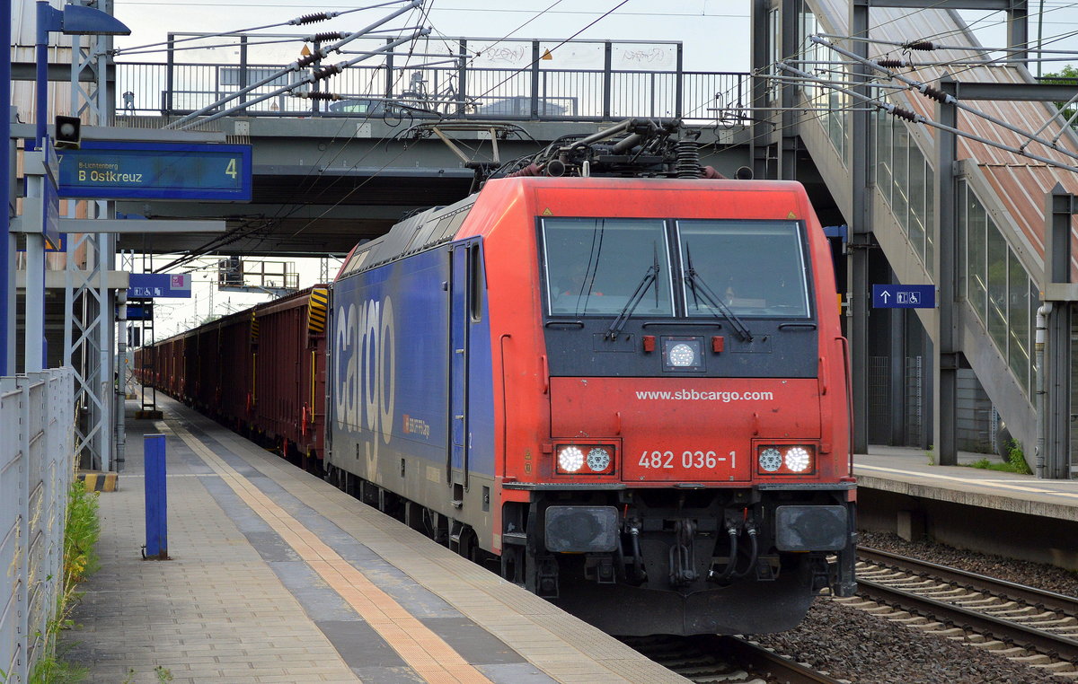 HSL mit Re 482 036-1 und Ganzzug Rolldachwagen am 15.06.17 Durchfahrt Bf. Berlin-Hohenschönhausen.