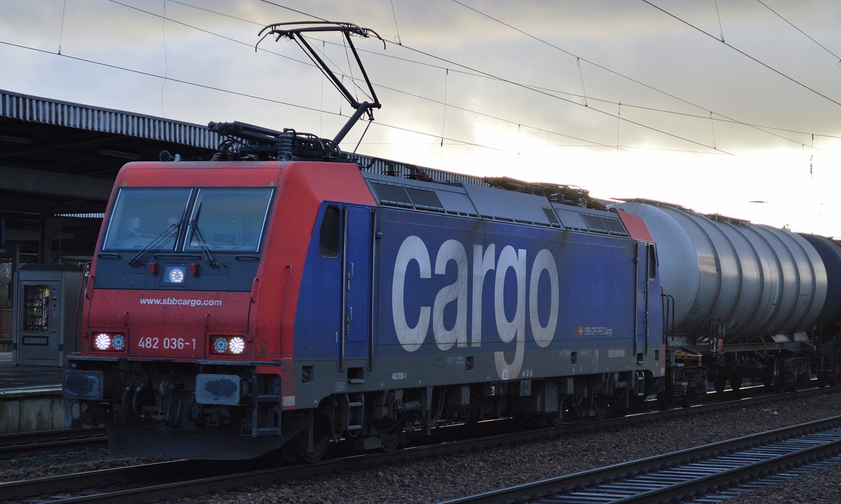 HSL mit Re 482 036-1 und Kesselwagenzug (leer) Richtung Stendell am 04.12.17 Bf. Flughafen Berlin-Schönefeld.