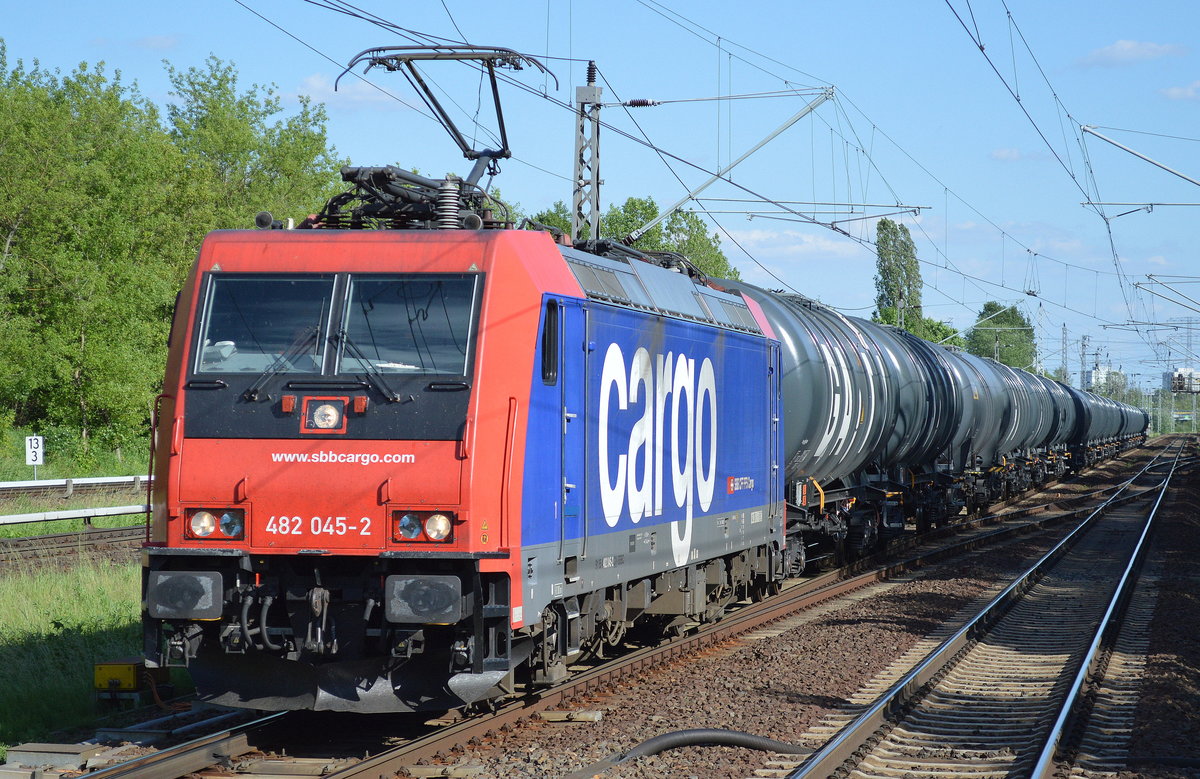 HSL mit Re 482 045-2 und Kesselwagenzug (leer) Richtung Stendell am 31.05.17 Berlin-Hohenschönhausen.