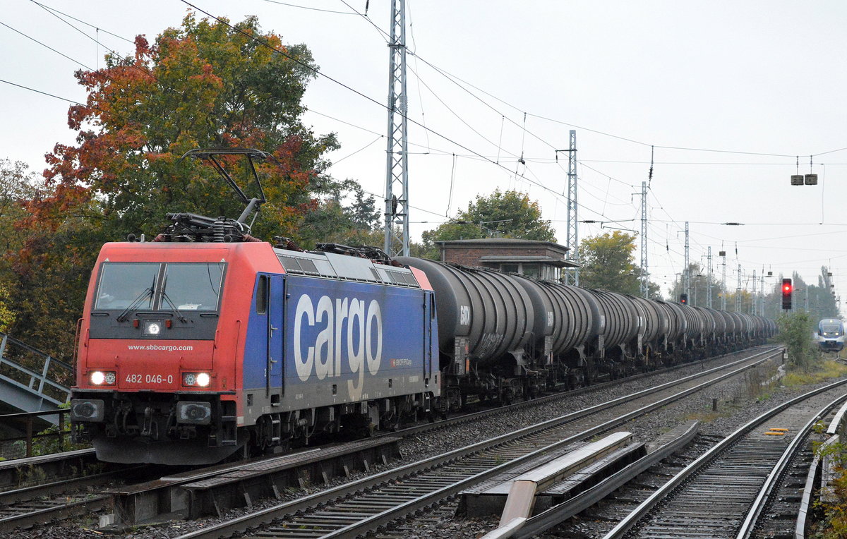 HSL mit Re 482 046-0 und Kesselwagenzug (leer) Richtung Stendell am 10.10.17 Berlin-Karow.