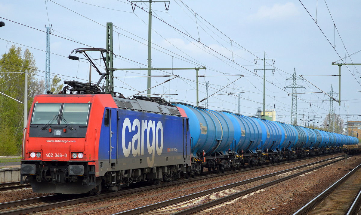 HSL mit der Re 482 046-0 und Ganzzug blauer slowakischer Kesselwagen (Erdöldestillate, N.A.G. oder Erdölprodukte, N.A.G.)am 21.04.17 Bf. Flughafen Berlin-Schönefeld.