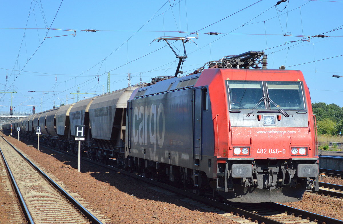 HSL mit der schweizer Re 482 046-0 und einem Getreidezug am 15.09.16 Bf. Flughafen Berlin-Schönefeld.