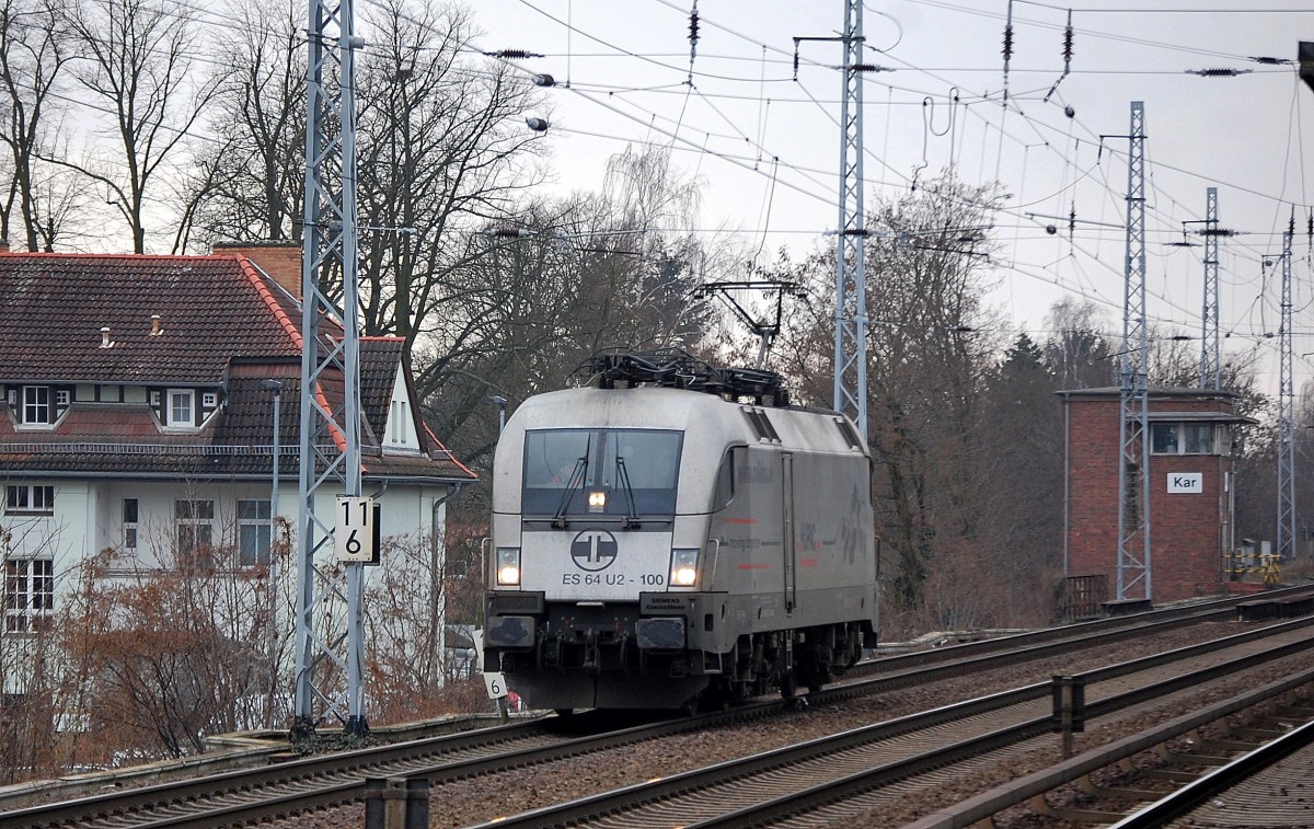 HUPAC Mietlok für SETG tätig ES 64 U2-100 (182 600-7) Richtung Bernau am 11.12.13 Berlin-Karow.