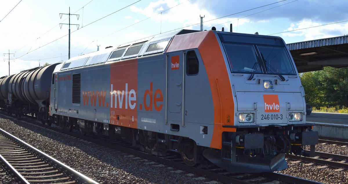 hvle 246 010-3 mit einem Kesselwagenzug (Ethanol) am 27.09.15 Durchfahrt Bhf. Flughafen Berlin-Schönefeld. 