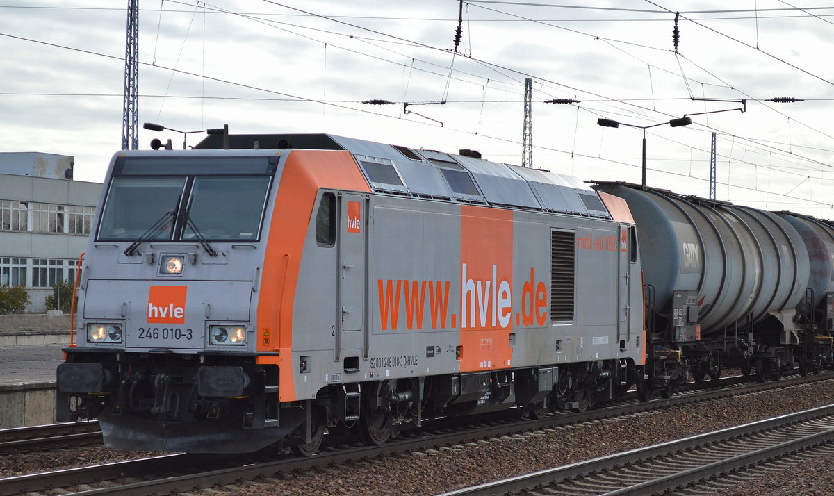 hvle 246 010-3 mit Kesselwagenzug (Ethanol) am 16.03.17 Bf. Flughafen Berlin-Schönefeld.