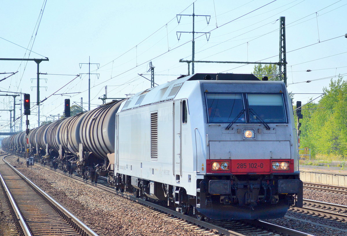 hvle 285 102-0 mit Kesselwagenzug (Ethanol) am 12.09.16 Bf. Flughafen Berlin-Schönefeld.