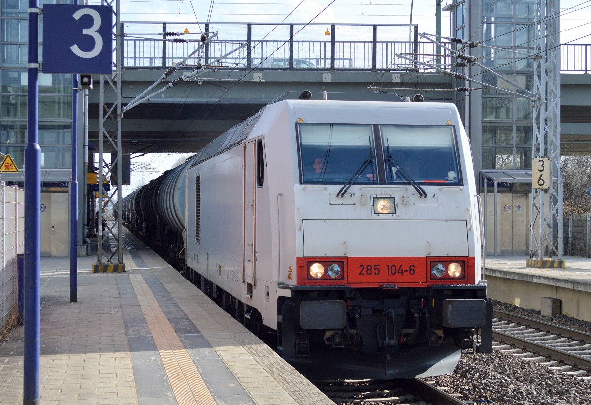 hvle 285 104-6 mit Kesselwagenzug am 04.03.16 Berlin-Hohenschönhausen.