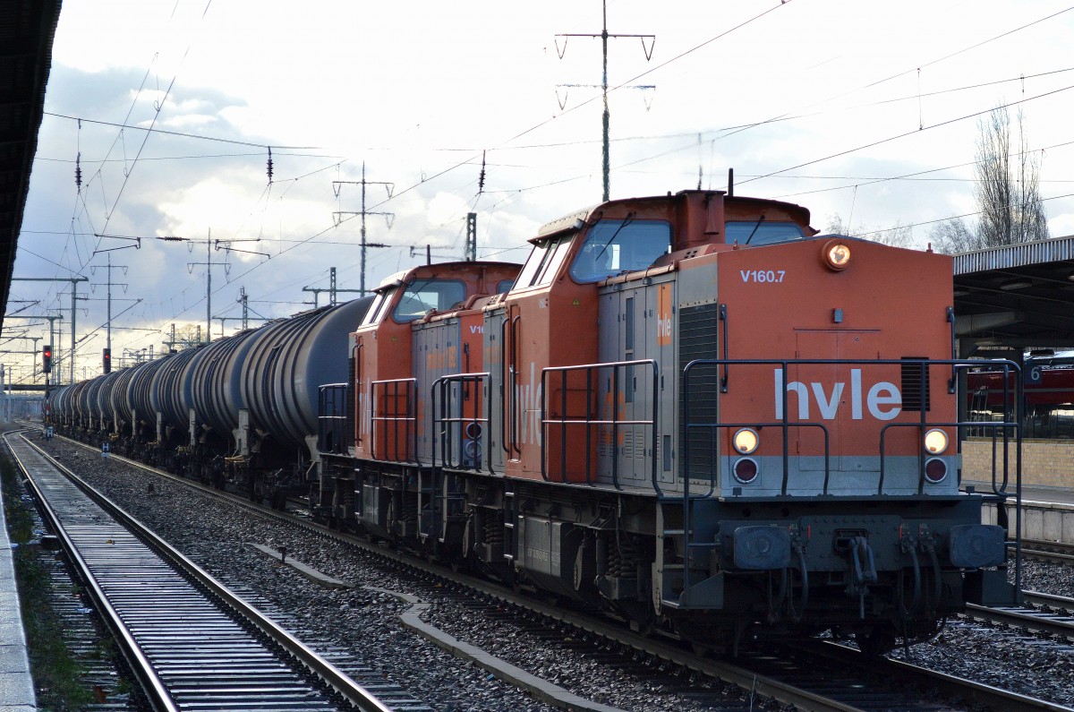 Hvle Doppeltraktion V160.7 (203 150-8) + V160.6 (203 144-1) mit Kesselwagenzug (Ethanol) bei der Durchfahrt Bhf. Flughafen Berlin-Schönefeld, 18.11.15