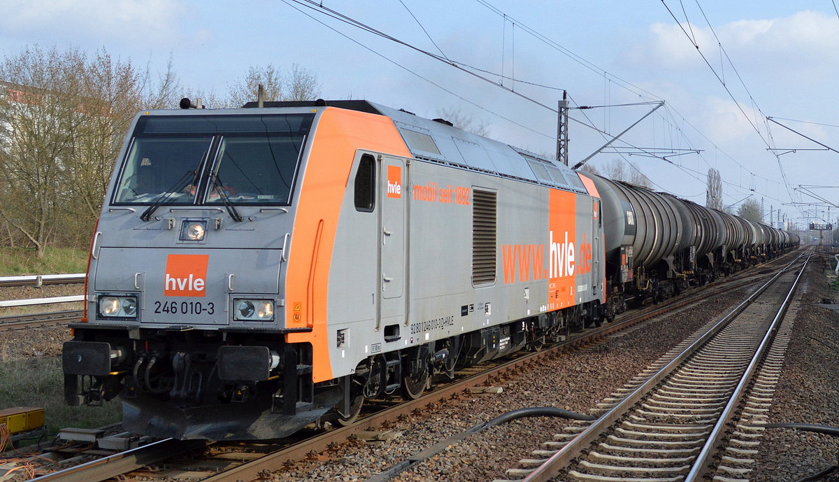 hvle mit 246 010-3 und einem Kesselwagenzug (Ethanol) am 30.03.17 Bf. Berlin-Hohenschönhausen.